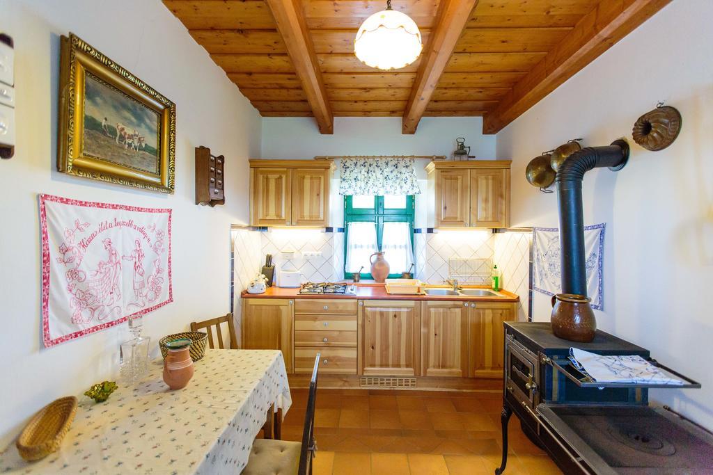 Oereghegyi Apartman Vindornyalak Quarto foto